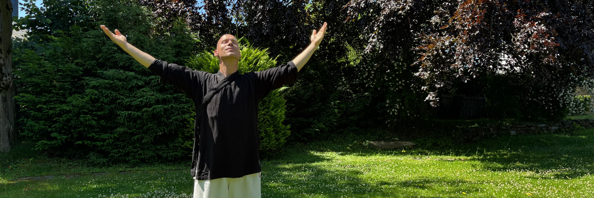 Qi-Gong-Praxis im grünen Garten